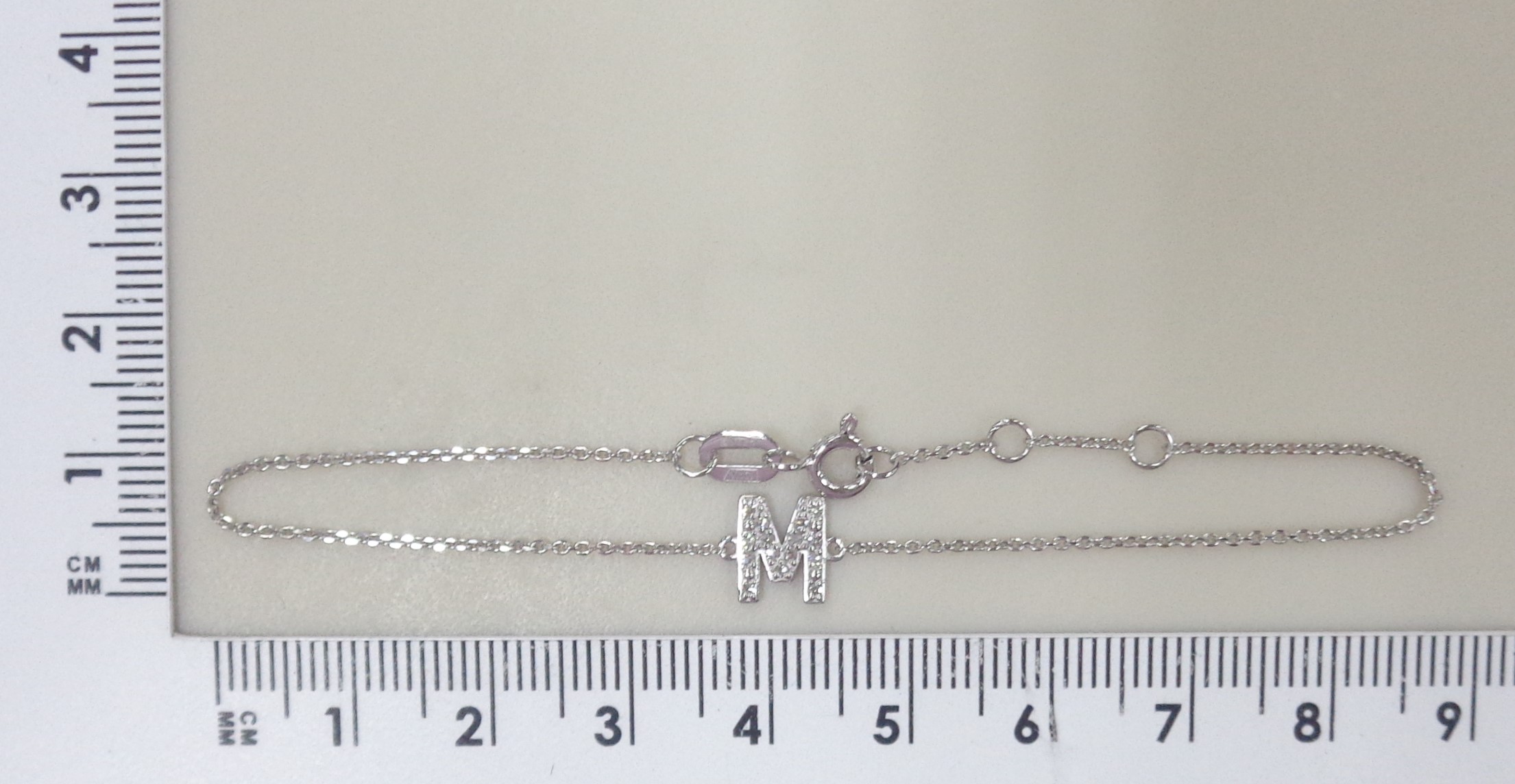 Браслет из белого золота с бриллиантами "М"